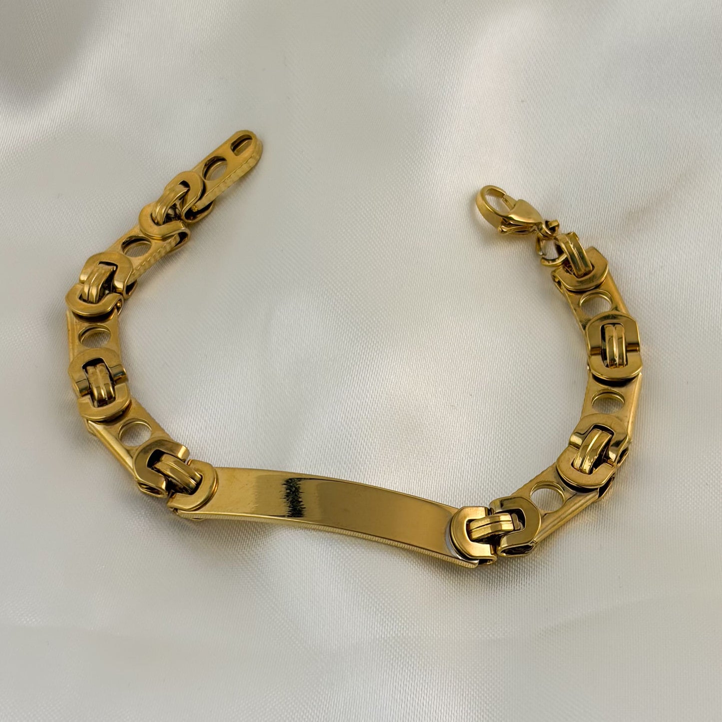 Pulsera  con  placa dorada eslabón minimalista