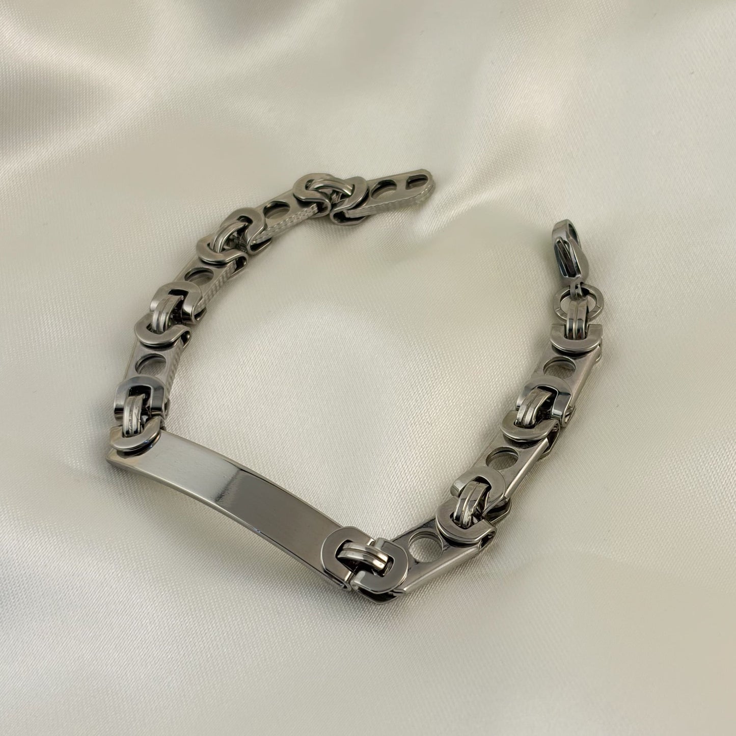 Pulsera con  placa plateada eslabón minimalista
