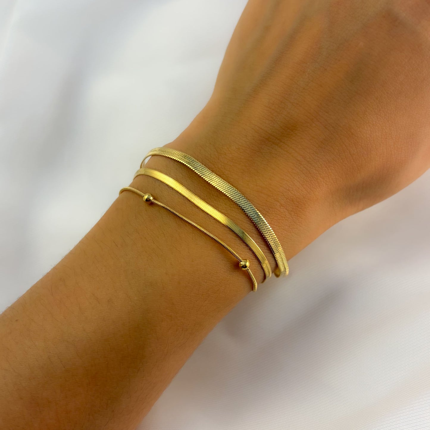 Pulsera triple acero inoxidable planchada bolitas dorado