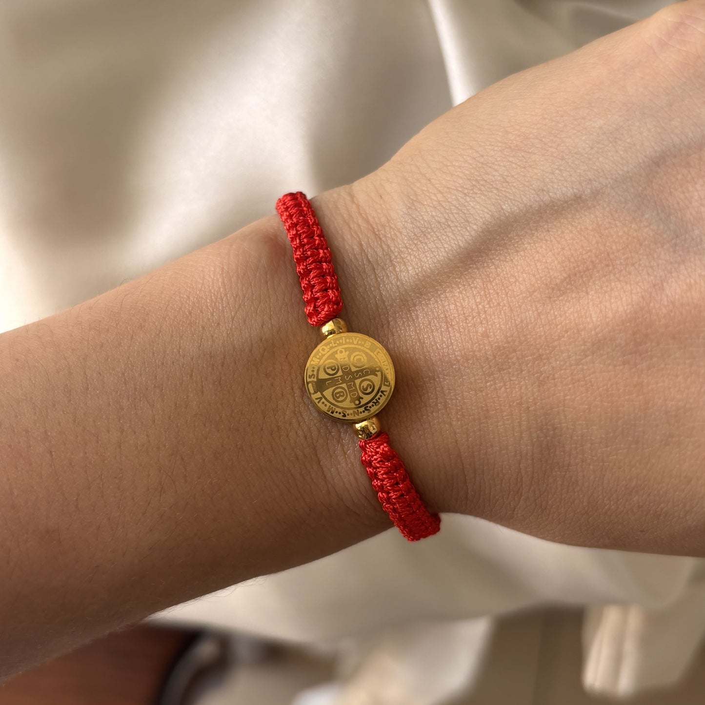 Pulsera hilo medalla de San Benito acero inoxidable