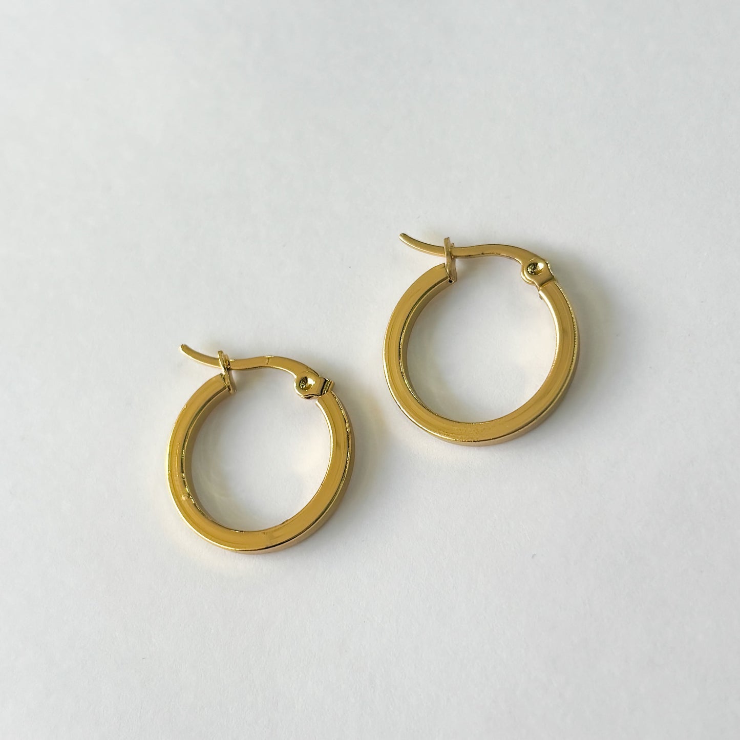 Arracadas acero inoxidable tubo cuadrangular 2 cm doradas