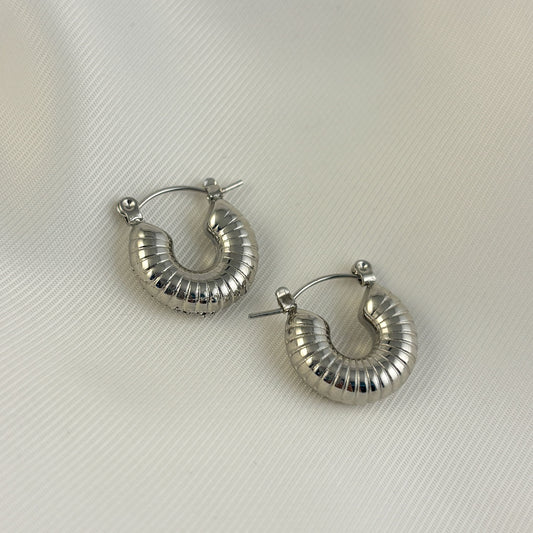 Arracadas chunky oruga mini 1.5 cm acero inoxidable