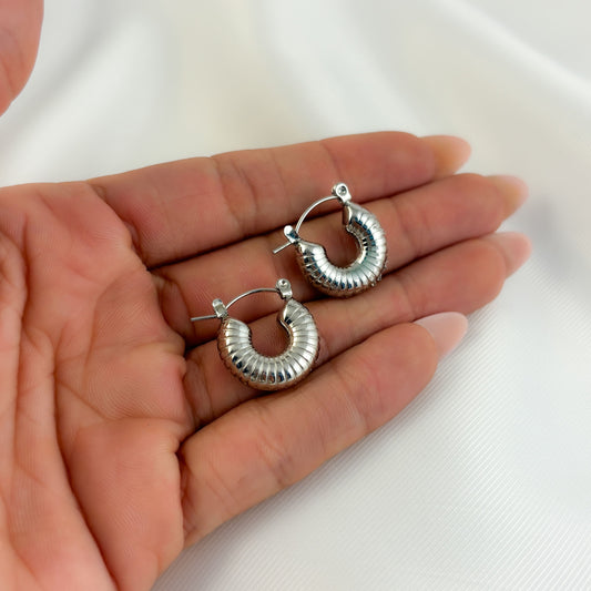 Arracadas chunky oruga mini 1.5 cm acero inoxidable