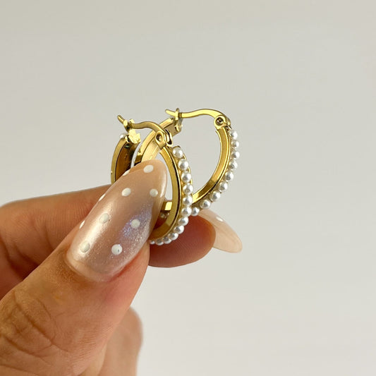 Arracada fila perlitas acero inoxidable dorado