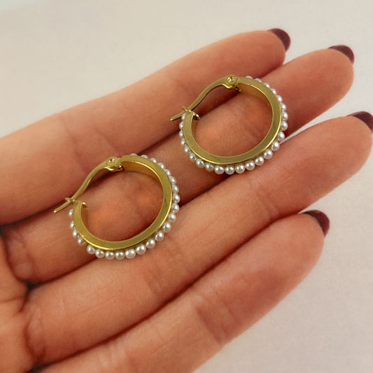 Arracada fila perlitas acero inoxidable dorado