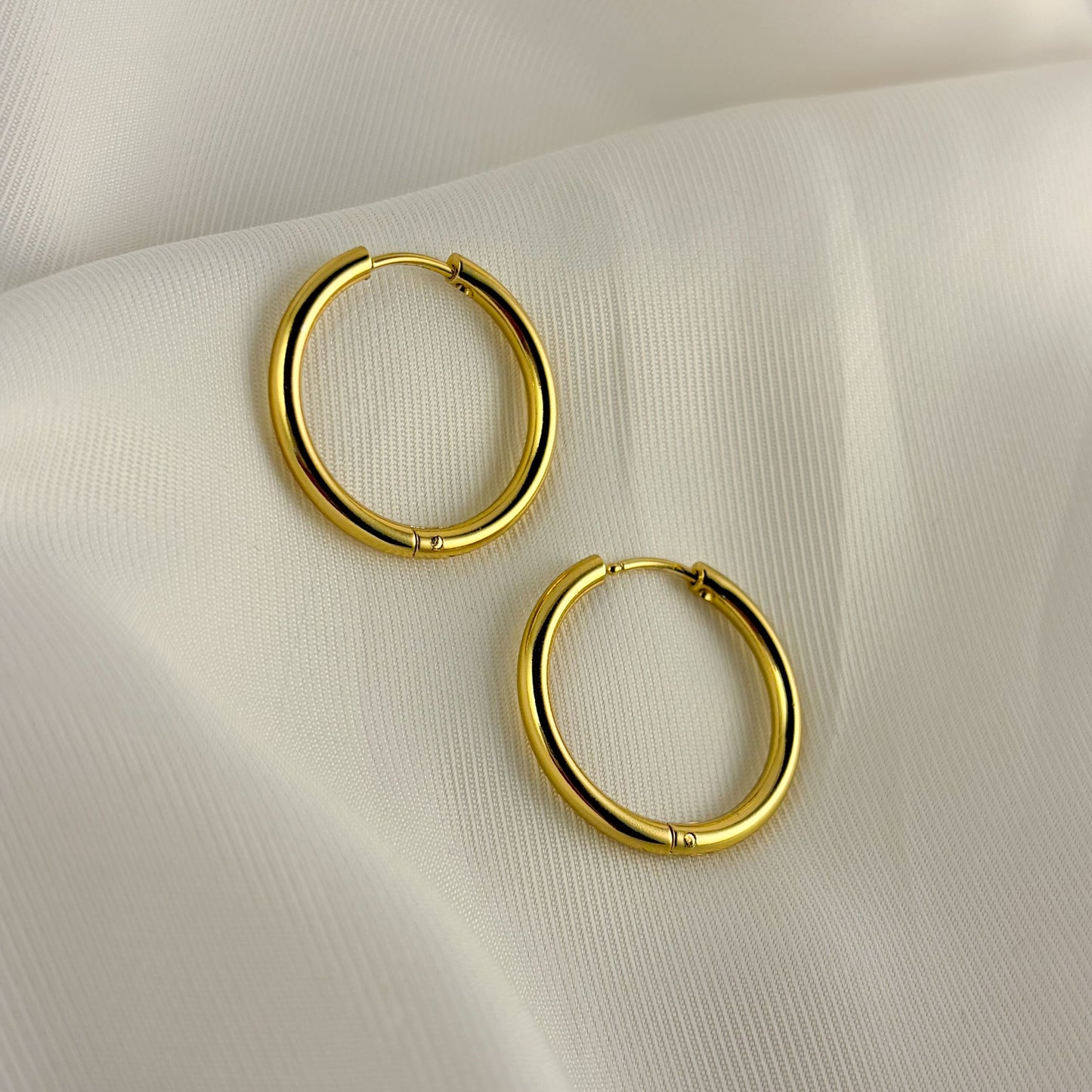 Arracadas tubulares sin broche 2,5 cm acero doradas