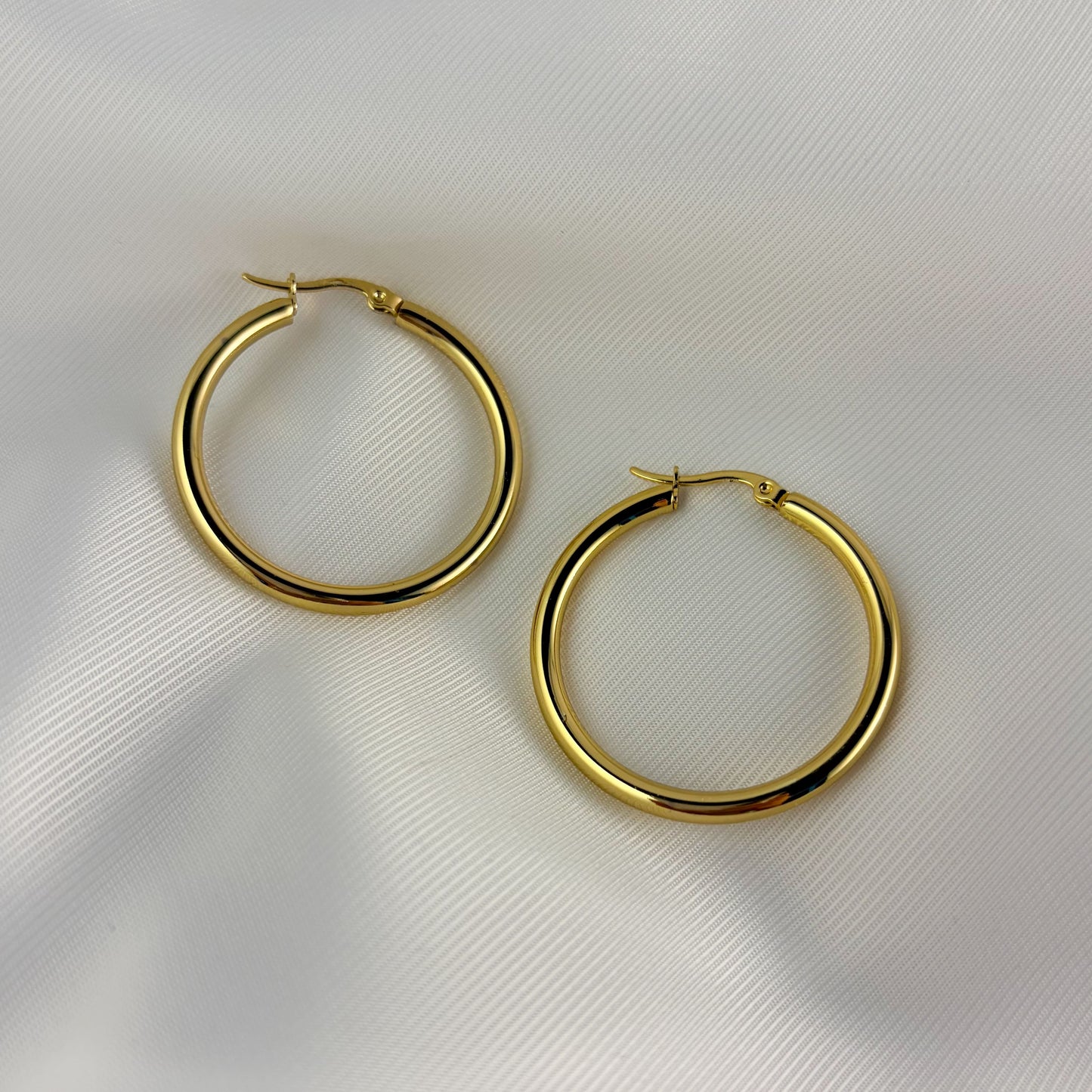 Arracadas acero inoxidable tubulares poco gruesas 3,5 cm doradas