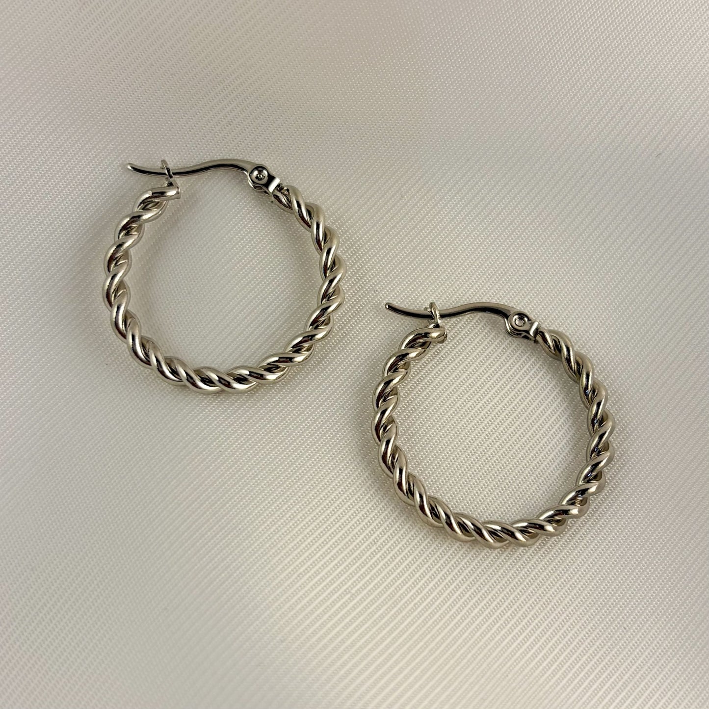 Arracadas trenzadas acero inoxidable 2,5 cm plateadas