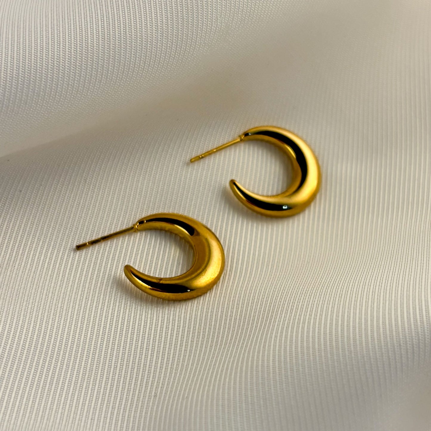 Semi arracada acero inoxidable luna 1.5 cm