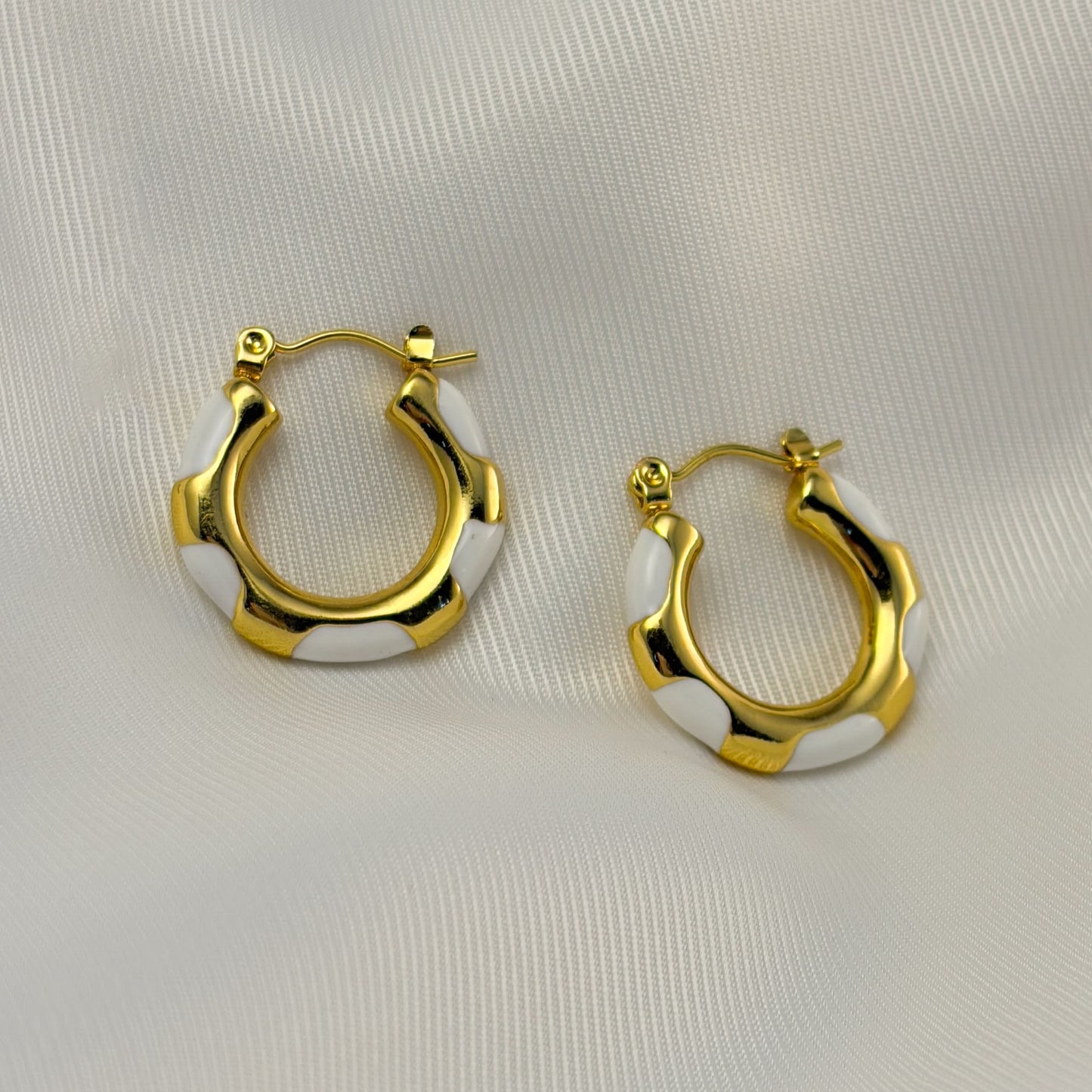 Arracadas acero inoxidable doradas esmalte manchas 2,3 cm