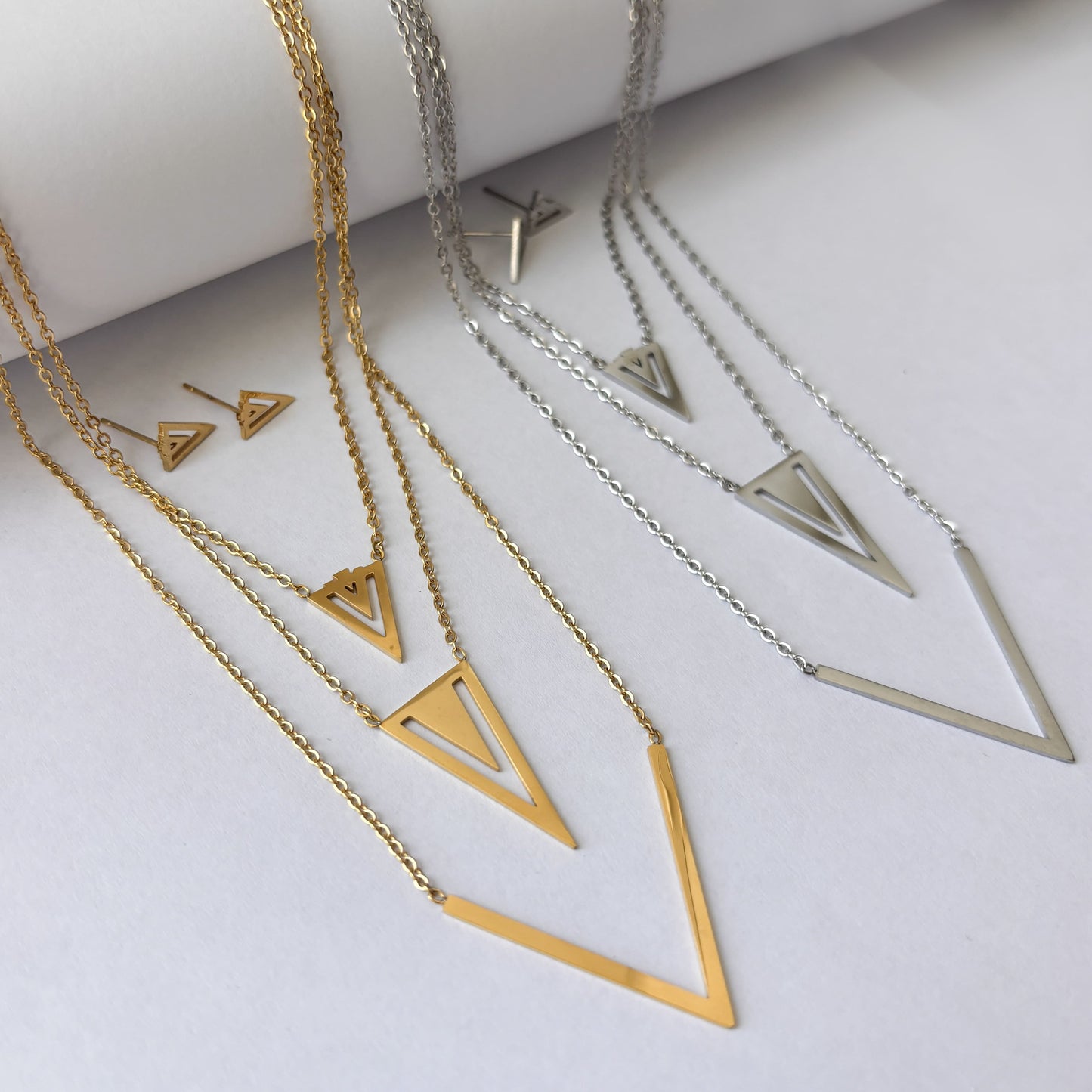 Set acero inoxidable aretes y collar triple triángulos V ¡Elige el color!