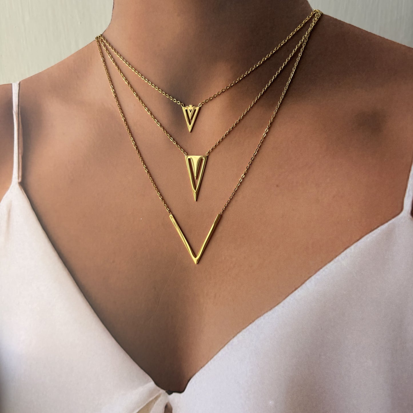 Set acero inoxidable aretes y collar triple triángulos V ¡Elige el color!