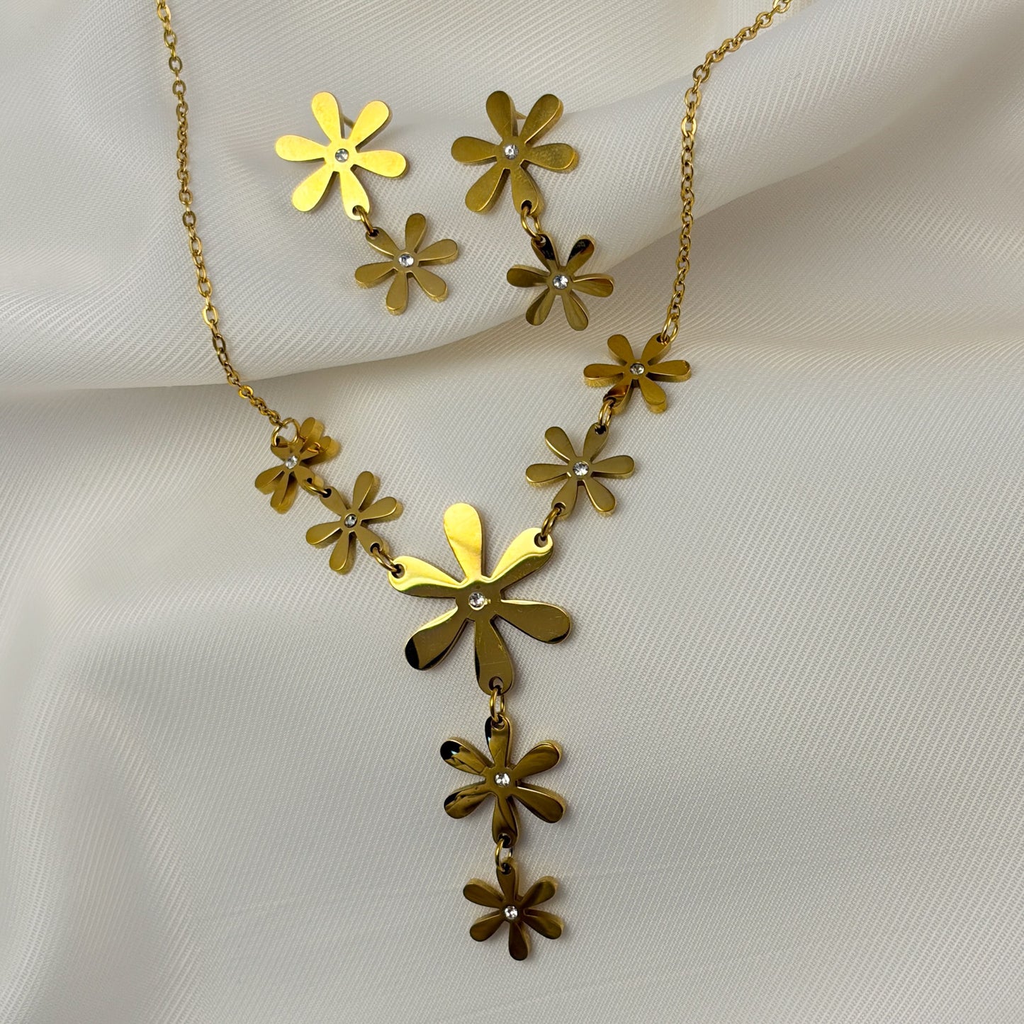 Set aretes y collar floreado acero inoxidable dorado