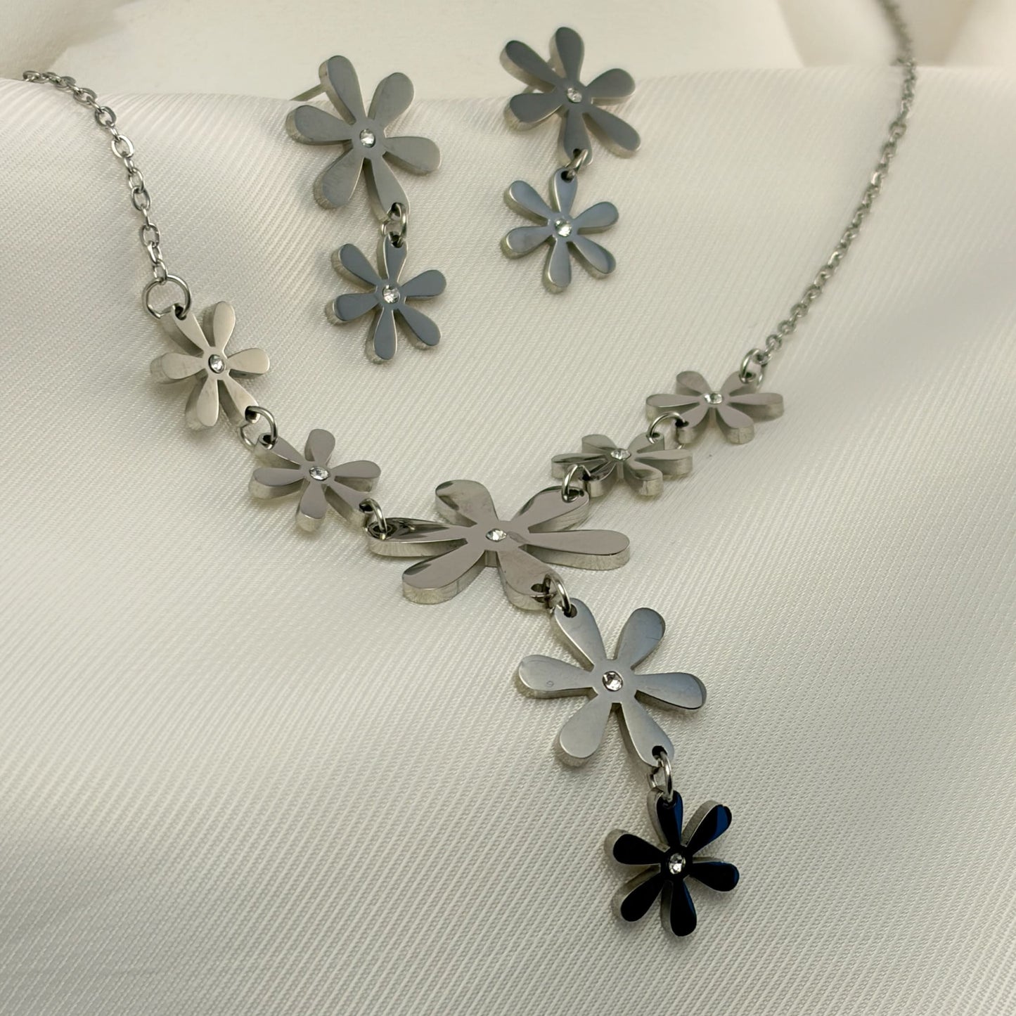 Set aretes y collar floreado acero inoxidable