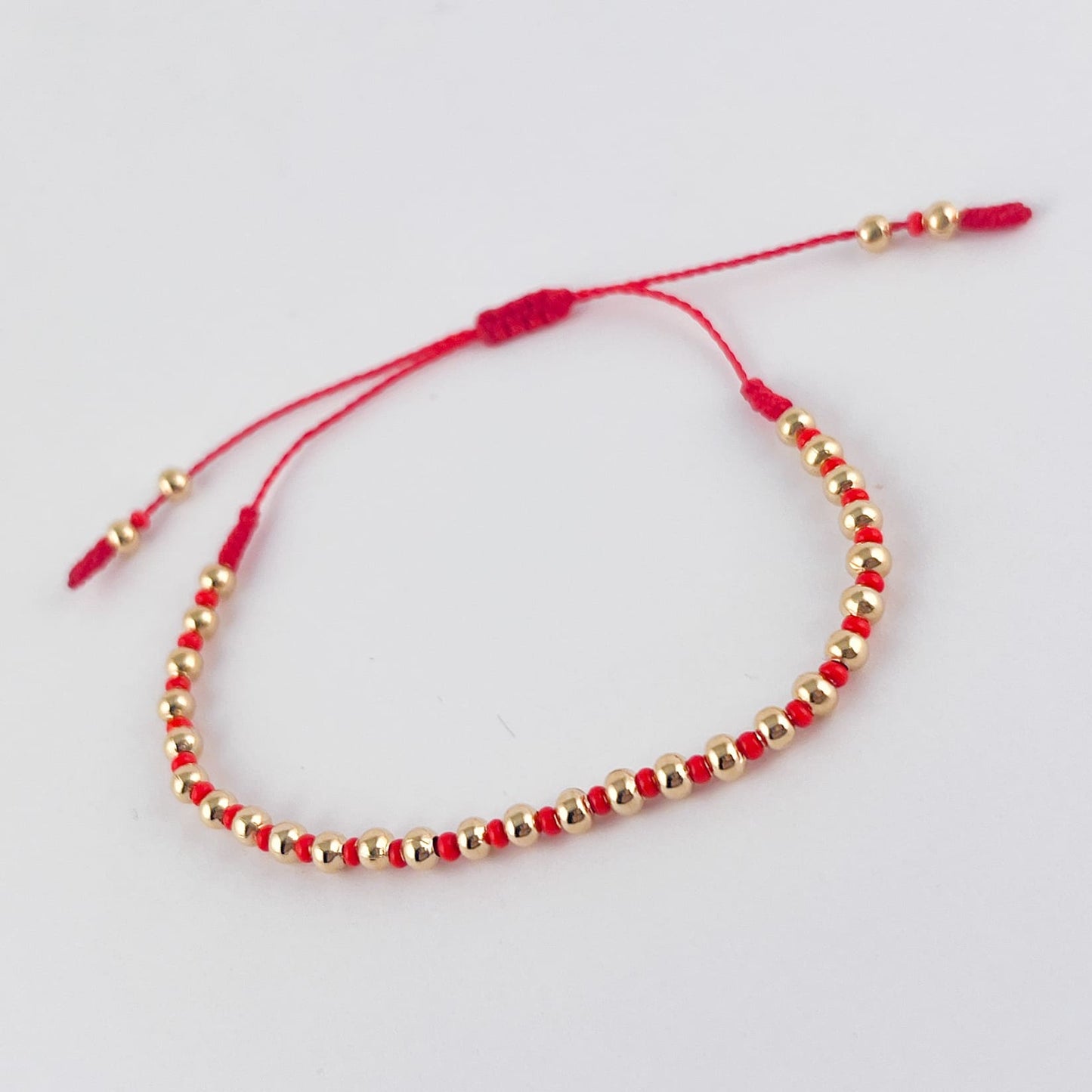 Pulsera hilo rojo ajustable esferitas chapa de oro