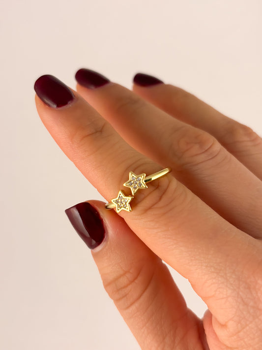 Anillo ajustable chapa de oro dos estrellas zirconias