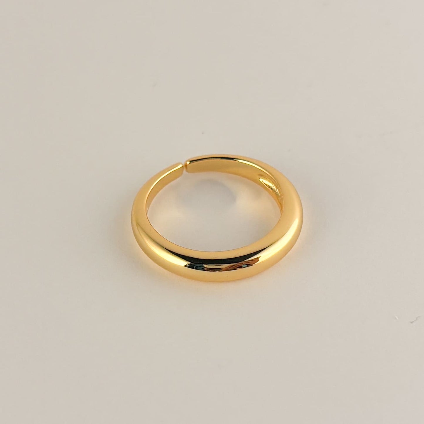 Anillo ajustable tubular sencillo chapa de oro