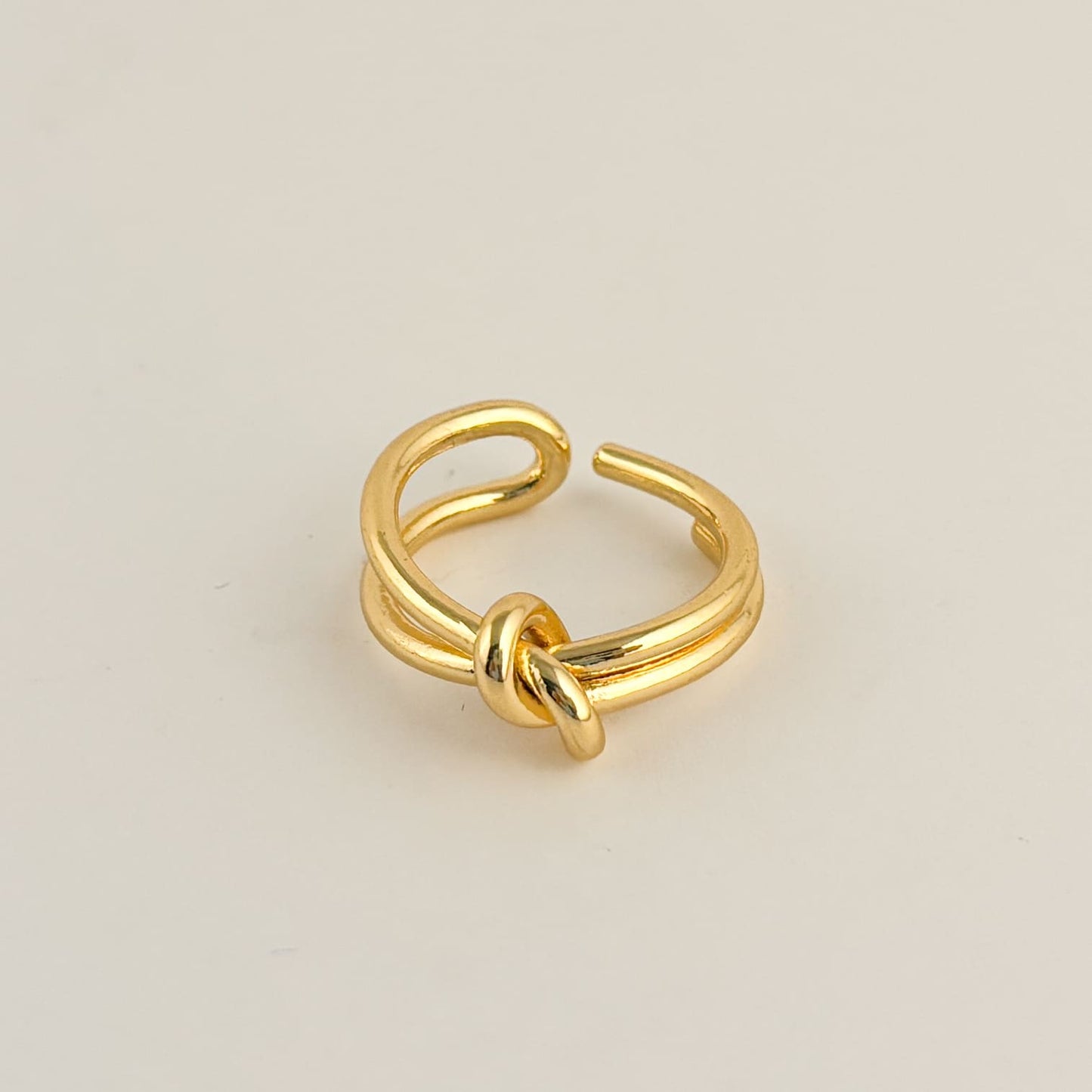 Anillo nudo chapa de oro ajustable