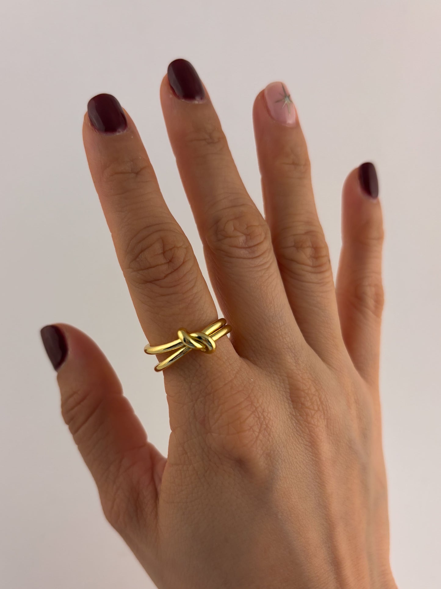 Anillo nudo chapa de oro ajustable