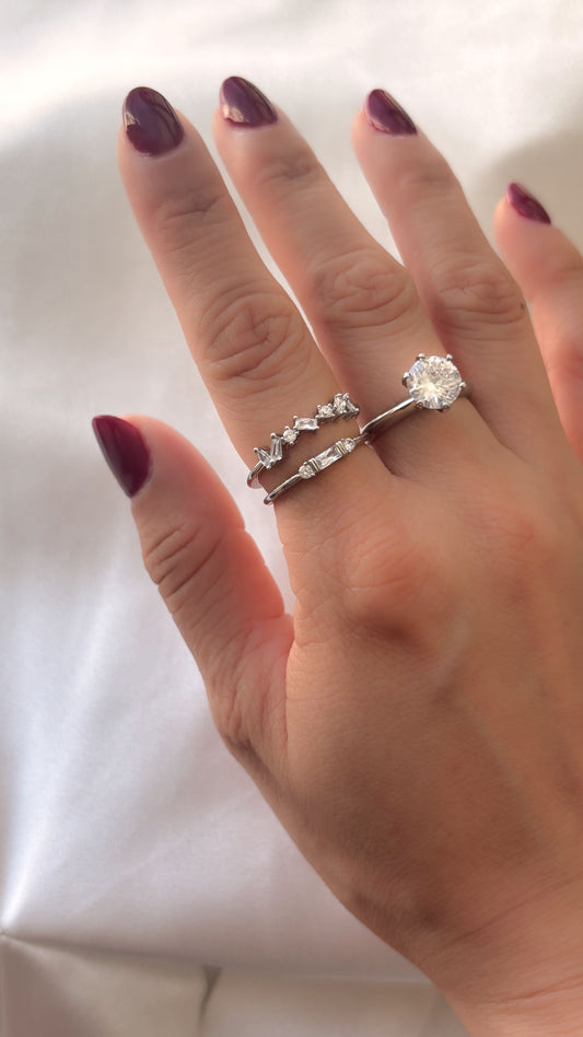 Anillo delgado plateado zirconias en zigzag chapa de oro