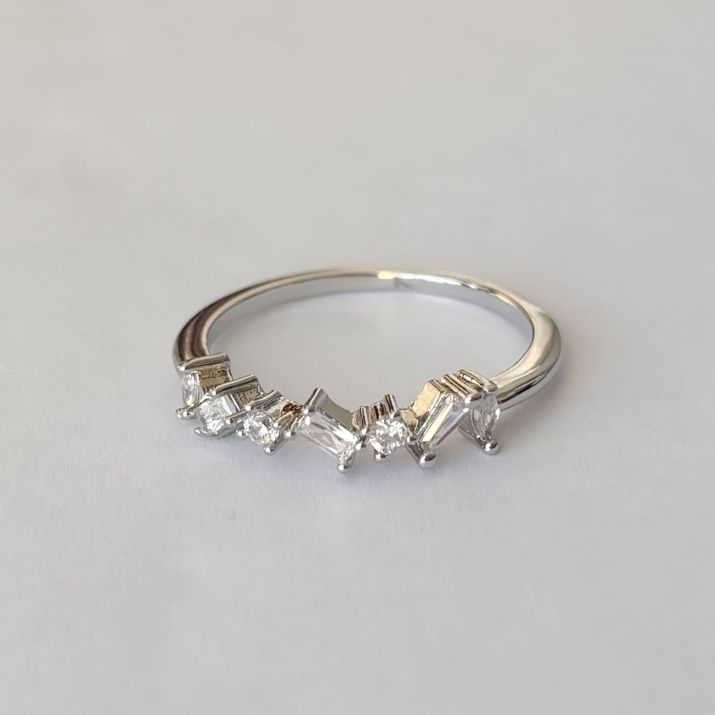 Anillo delgado plateado zirconias en zigzag chapa de oro