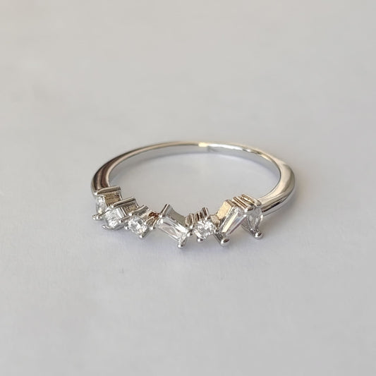 Anillo delgado plateado zirconias en zigzag chapa de oro