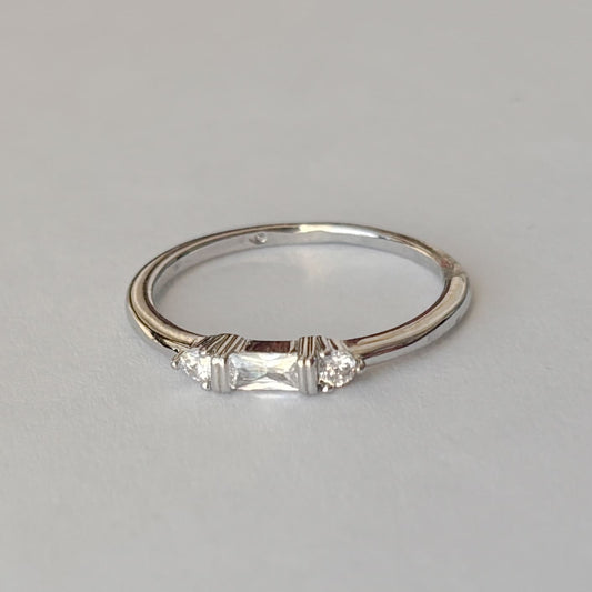 Anilo delgado plateado tres zirconias chapa de oro