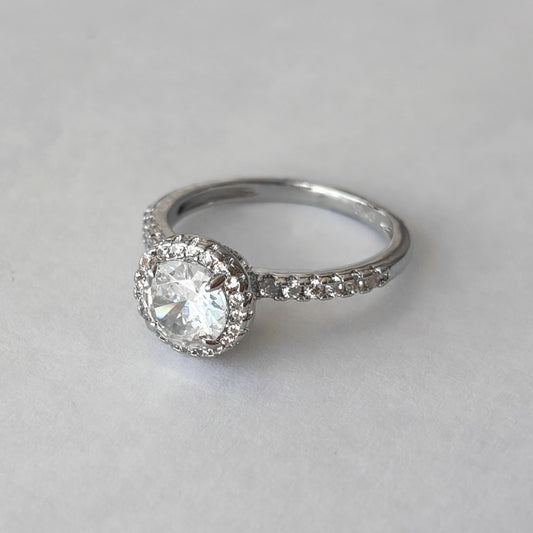 Anillo tipo compromiso plateado zirconia con mini zirconias chapa de oro