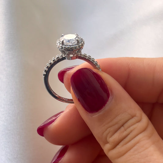 Anillo tipo compromiso plateado zirconia con mini zirconias chapa de oro