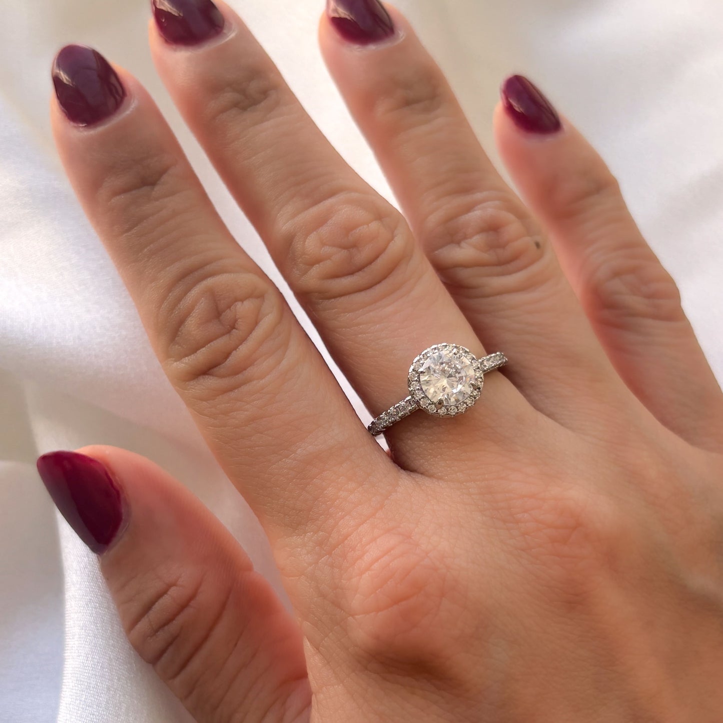 Anillo tipo compromiso plateado zirconia con mini zirconias chapa de oro