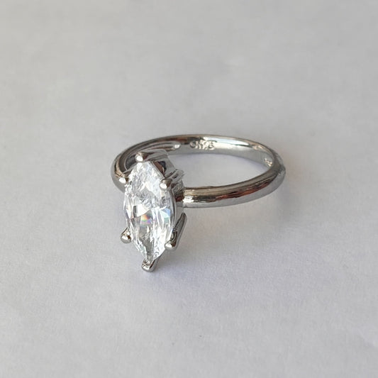 Anillo plateado zirconia marquesa
