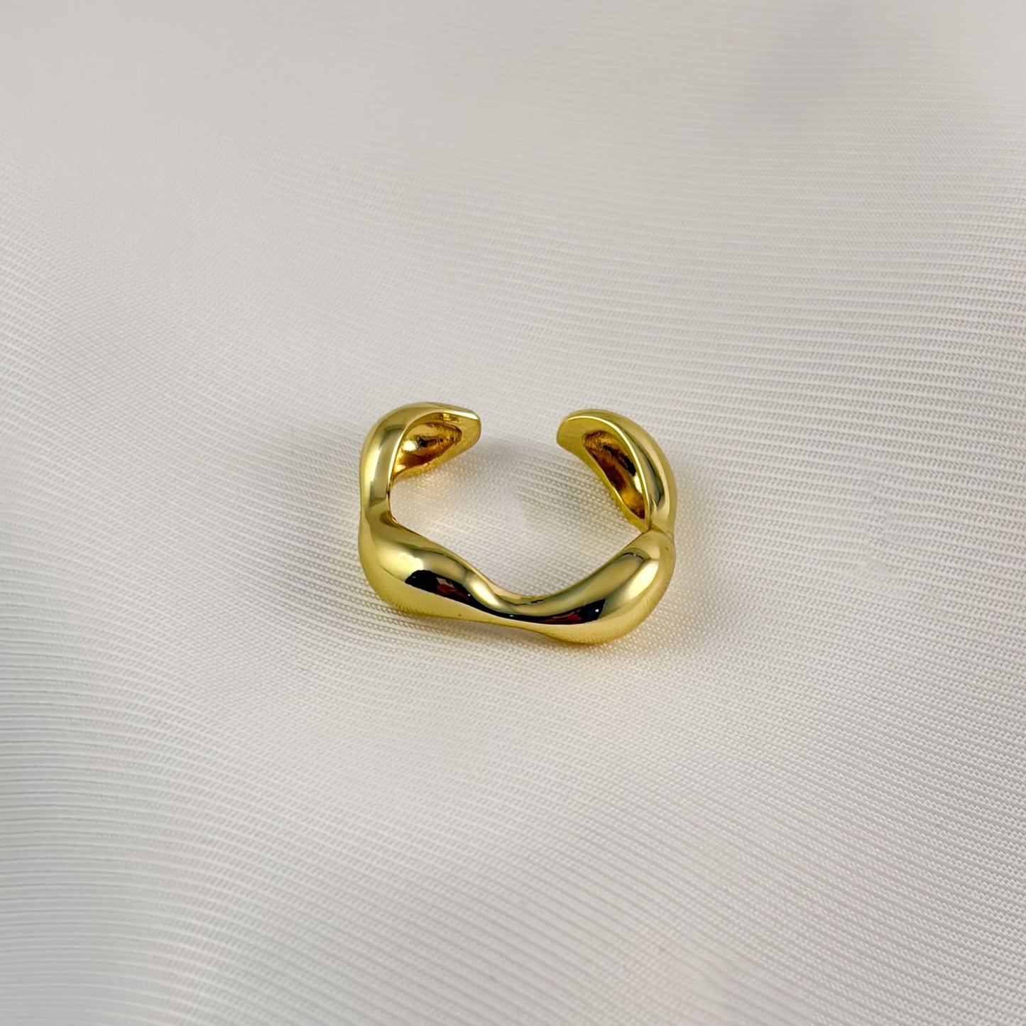 Anillo ondas chapa de oro ajustable