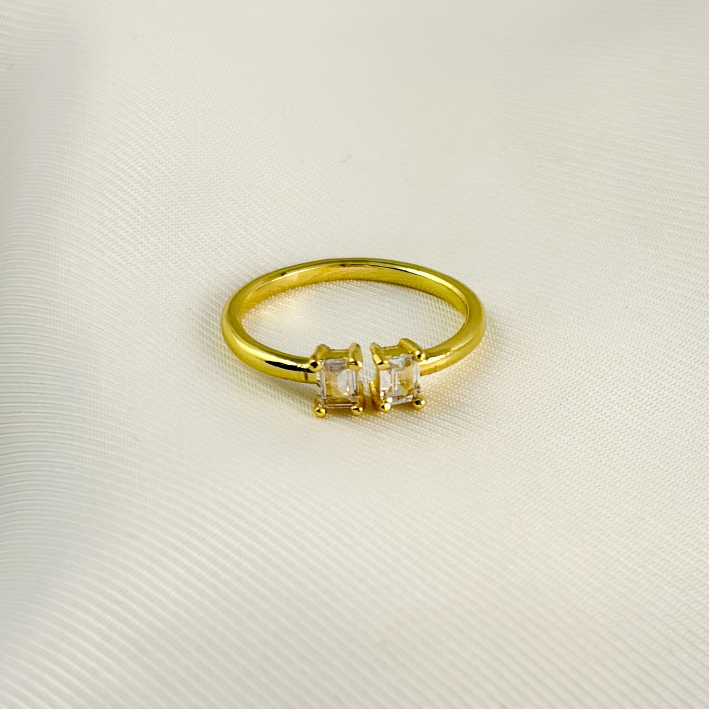 Anillo delgado chapa de oro dos cuadritos cristal ajustable