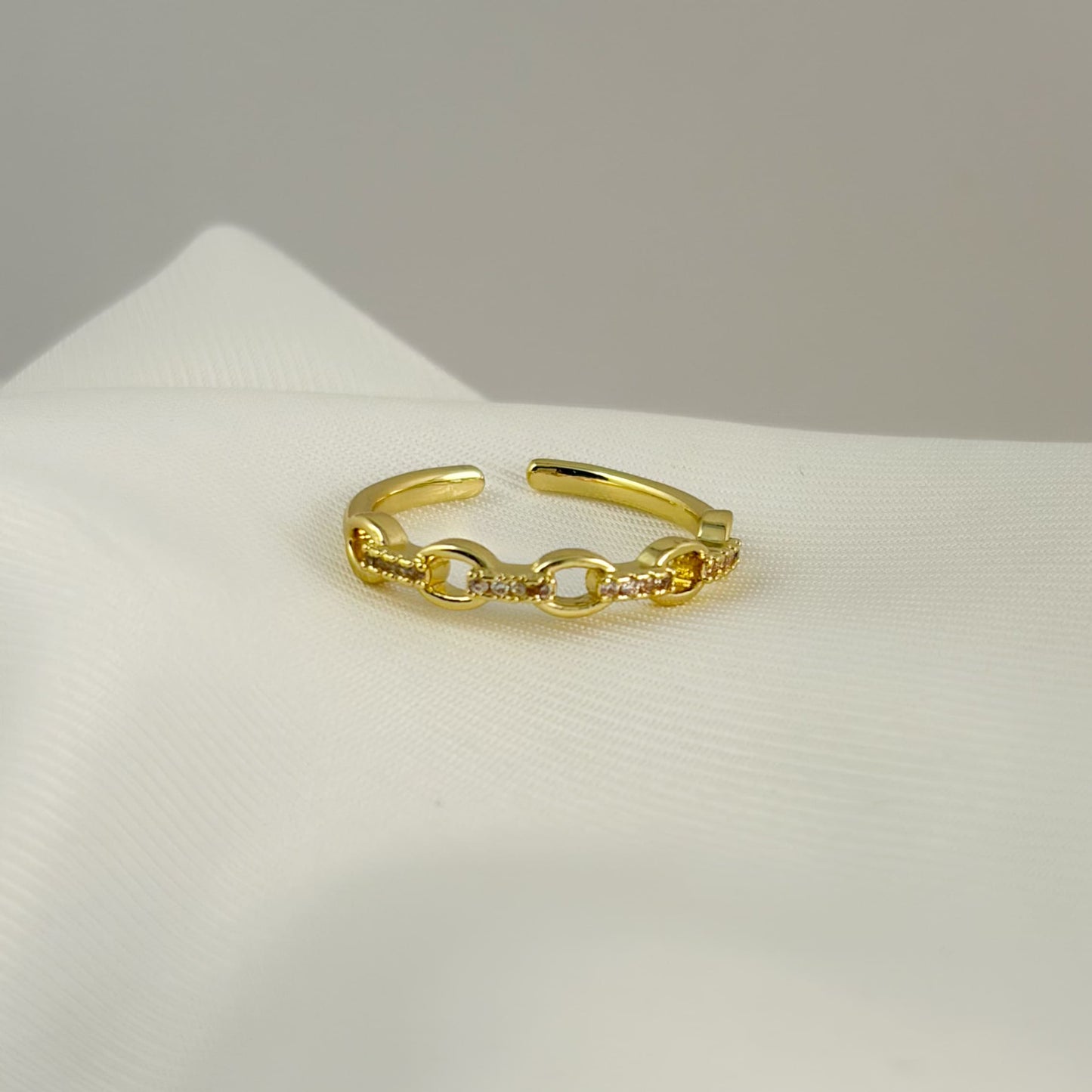 Anillo delgado eslabón óvalos zirconias chapa de oro ajustable