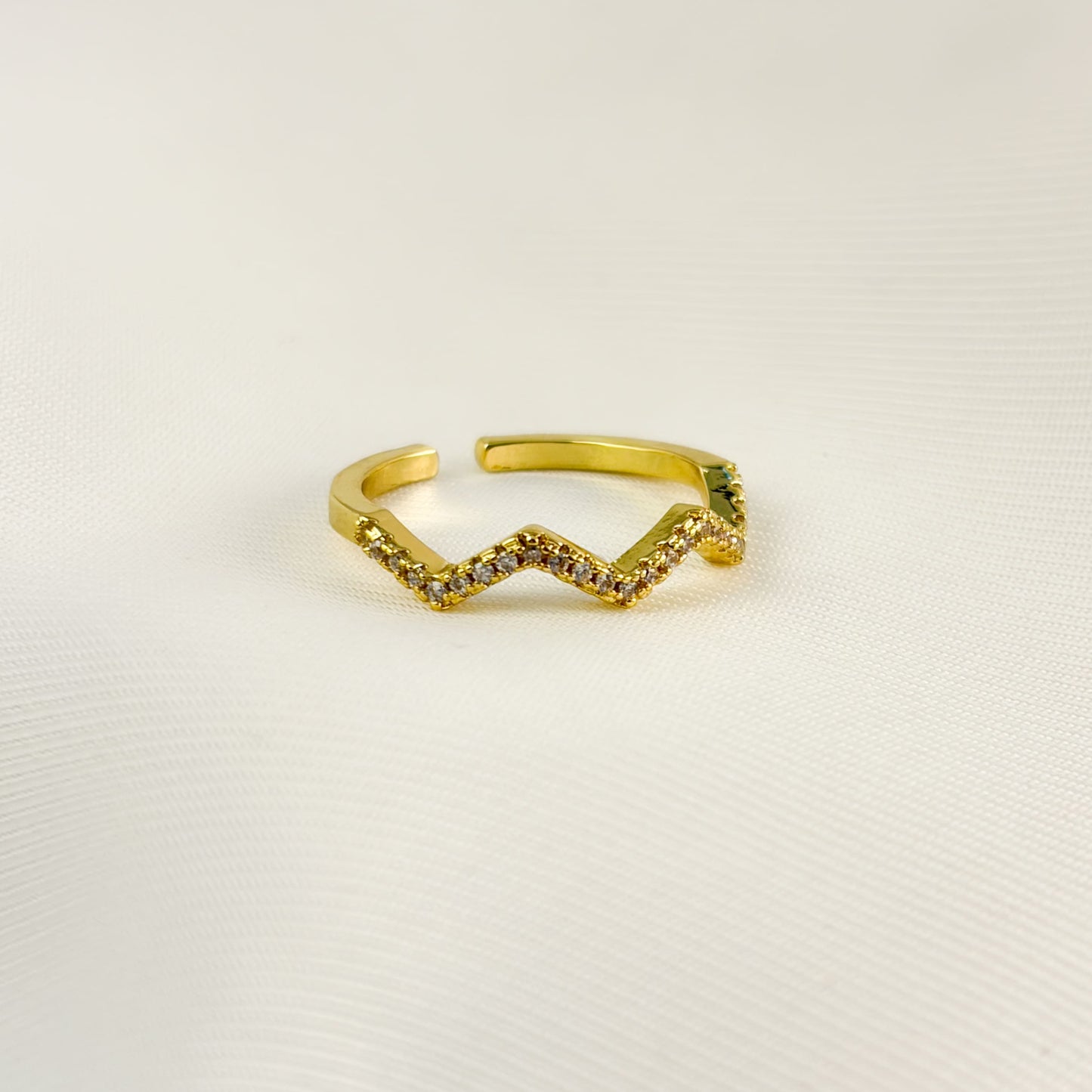 Anillo zigzag chico zirconias chapa de oro ajustable