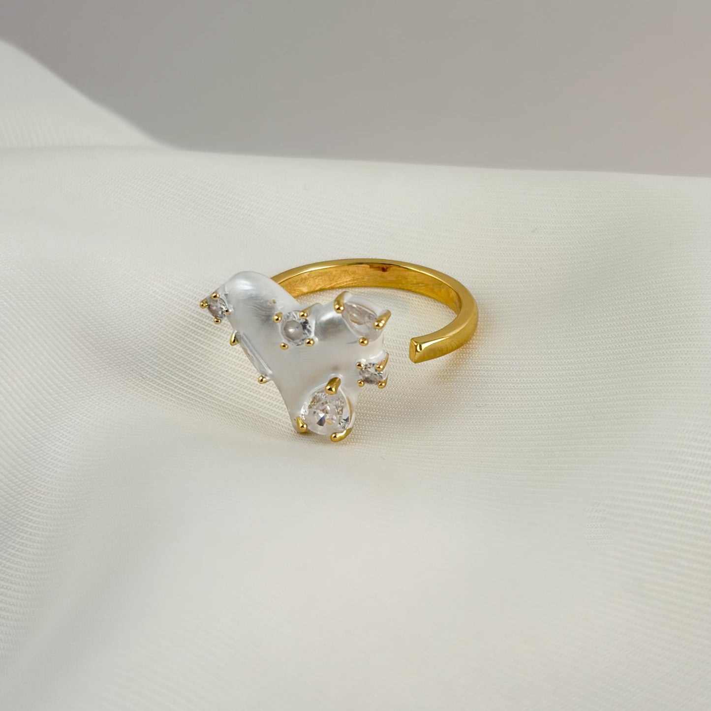 Anillo corazón blanco abstracto chapa de oro ajustable cristales