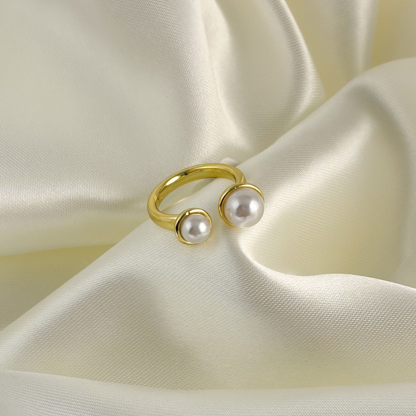 Anillo chapa de oro dos perlas ajustable