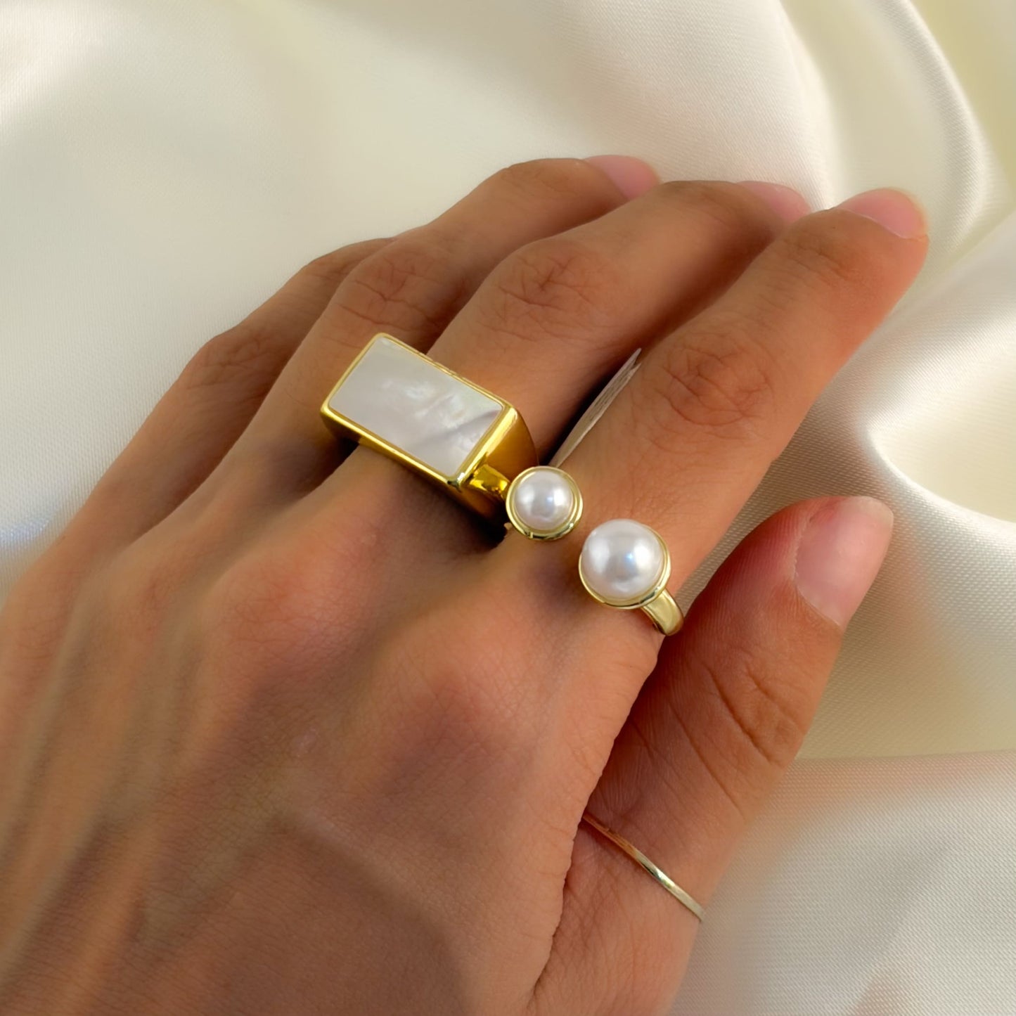 Anillo chapa de oro dos perlas ajustable