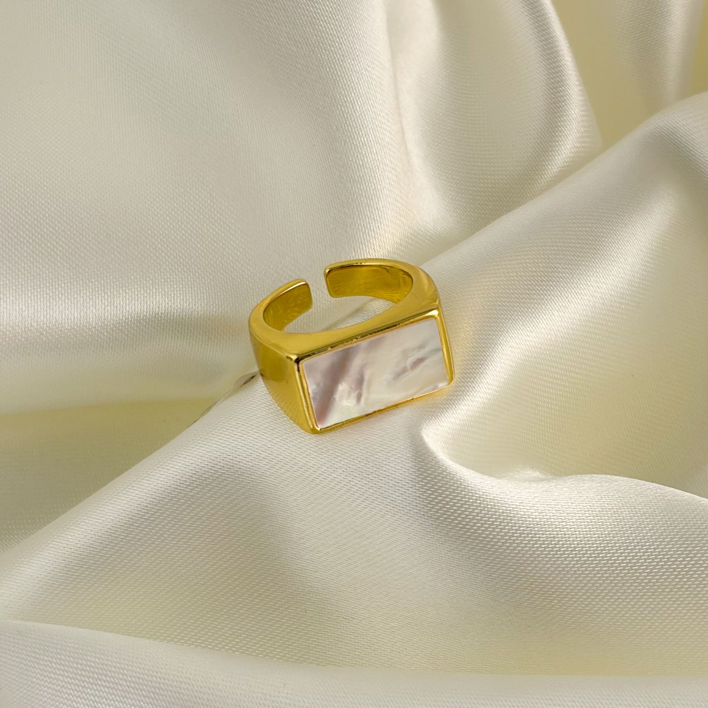 Anillo chapa de oro recto ajustable madre perla