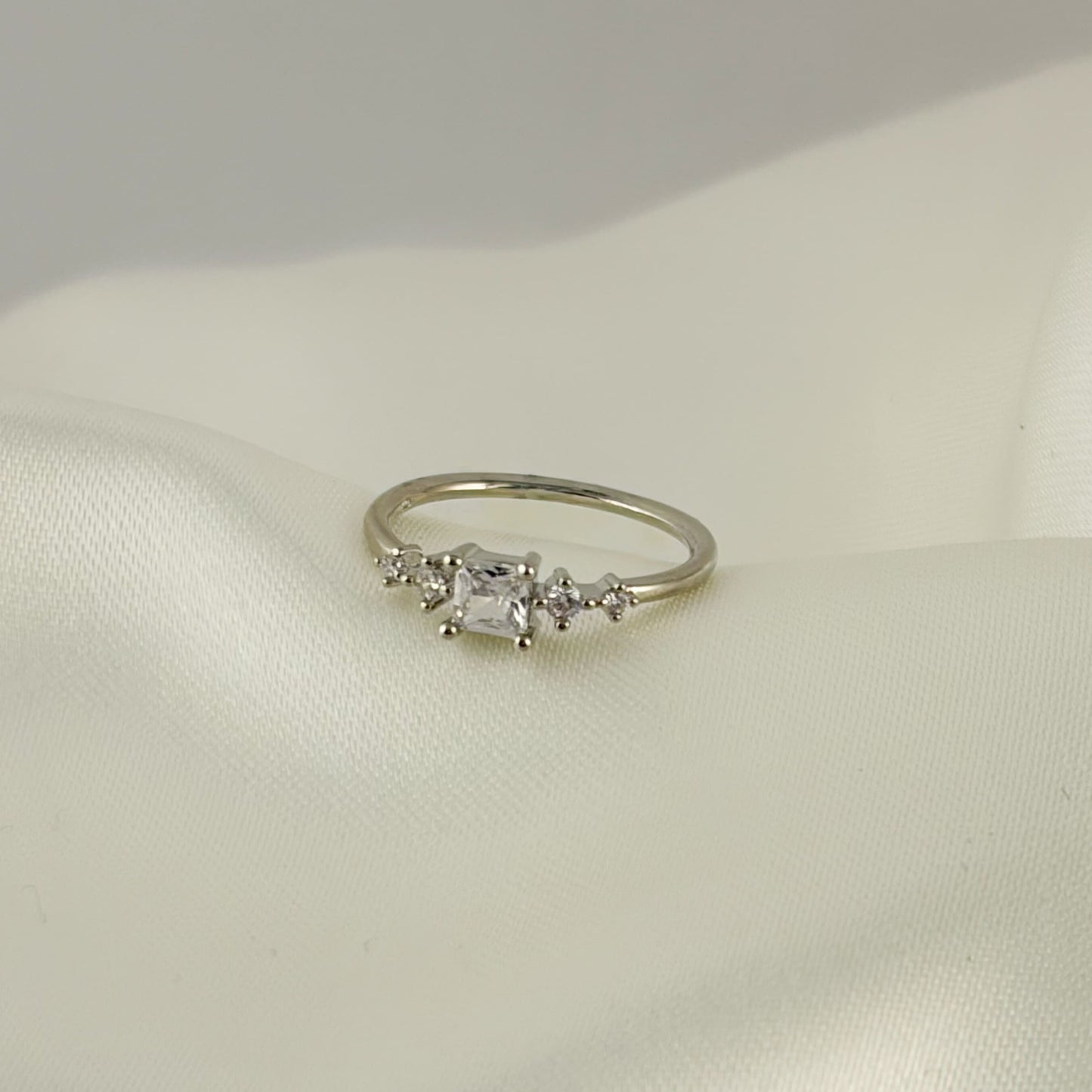 Anillo plateado zirconia cuadrada cristales chapa de oro