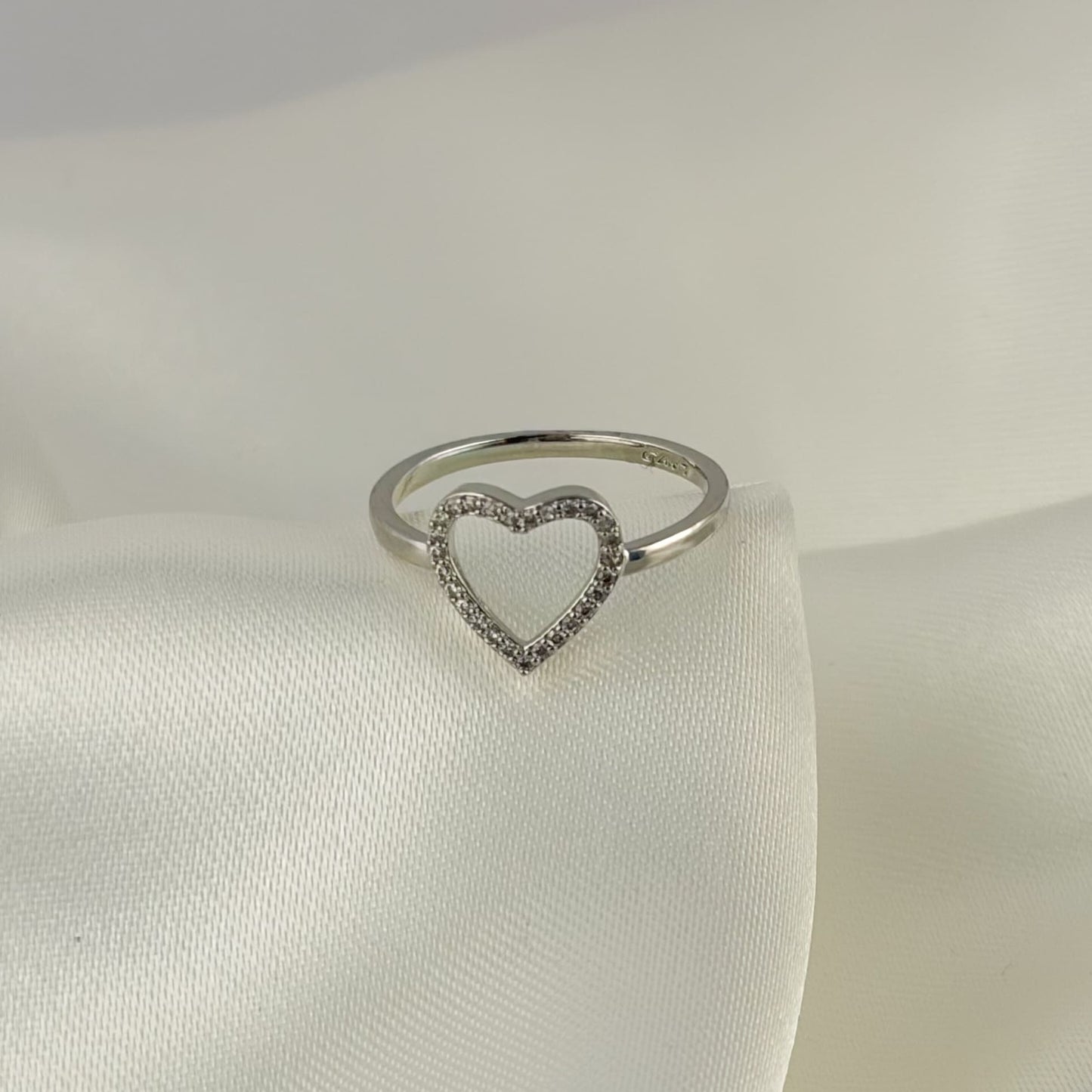 Anillo plateado contorno corazón zirconias chapa de oro