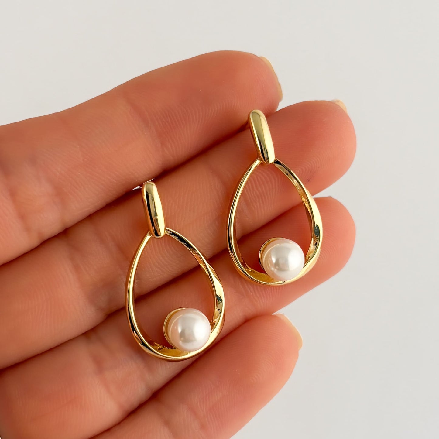 Aretes perla en gota silueta chapa de oro 2.5 cm ¡Elige el color!