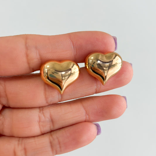 Aretes pegados corazón globo 1.5 cm chapa de oro
