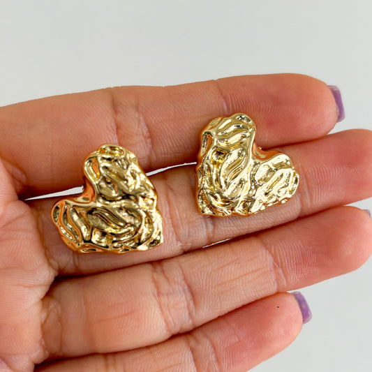 Aretes pegados corazón textura 2 cm chapa de oro