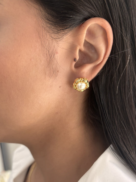 Aretes pegados perla en flor chapa de oro