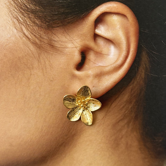 Aretes flor hawaiiana chapa de oro