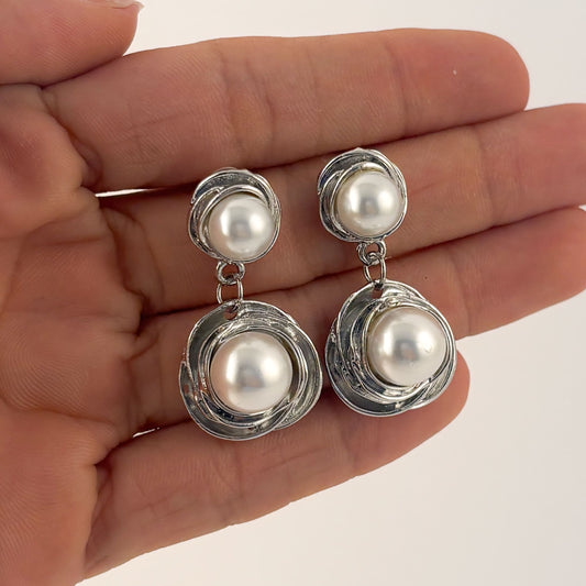 Aretes plateados con perla sobre flor chapa de oro