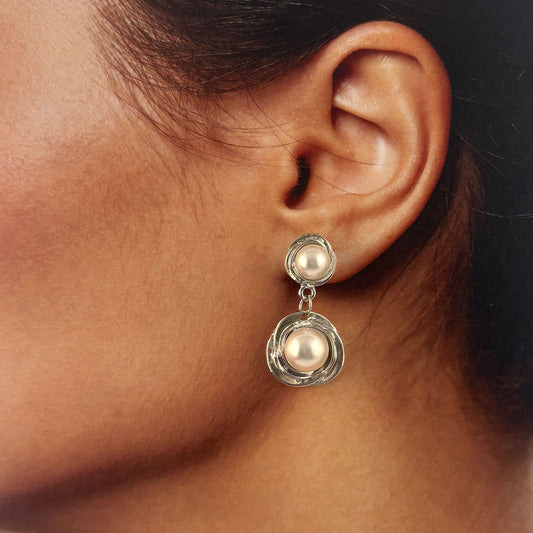 Aretes plateados con perla sobre flor chapa de oro