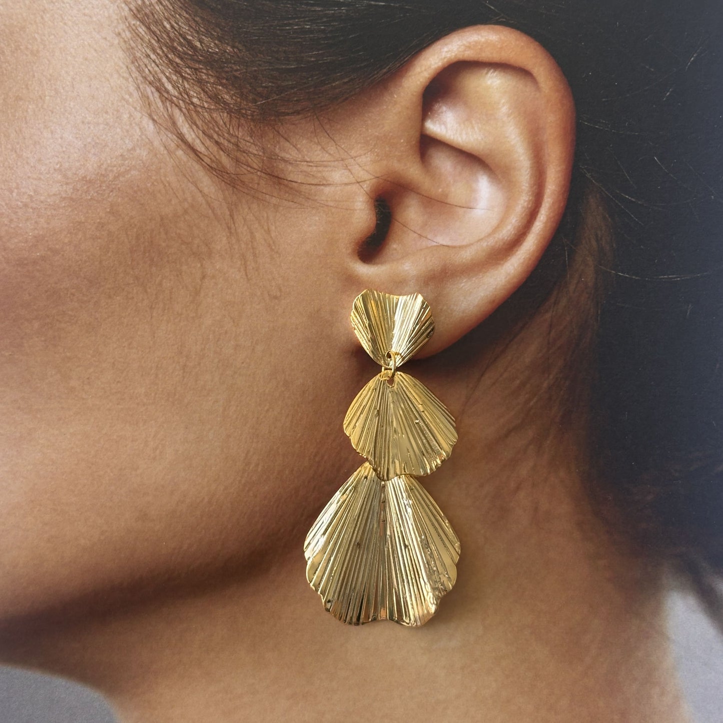 Aretes largos escamas chapa de oro