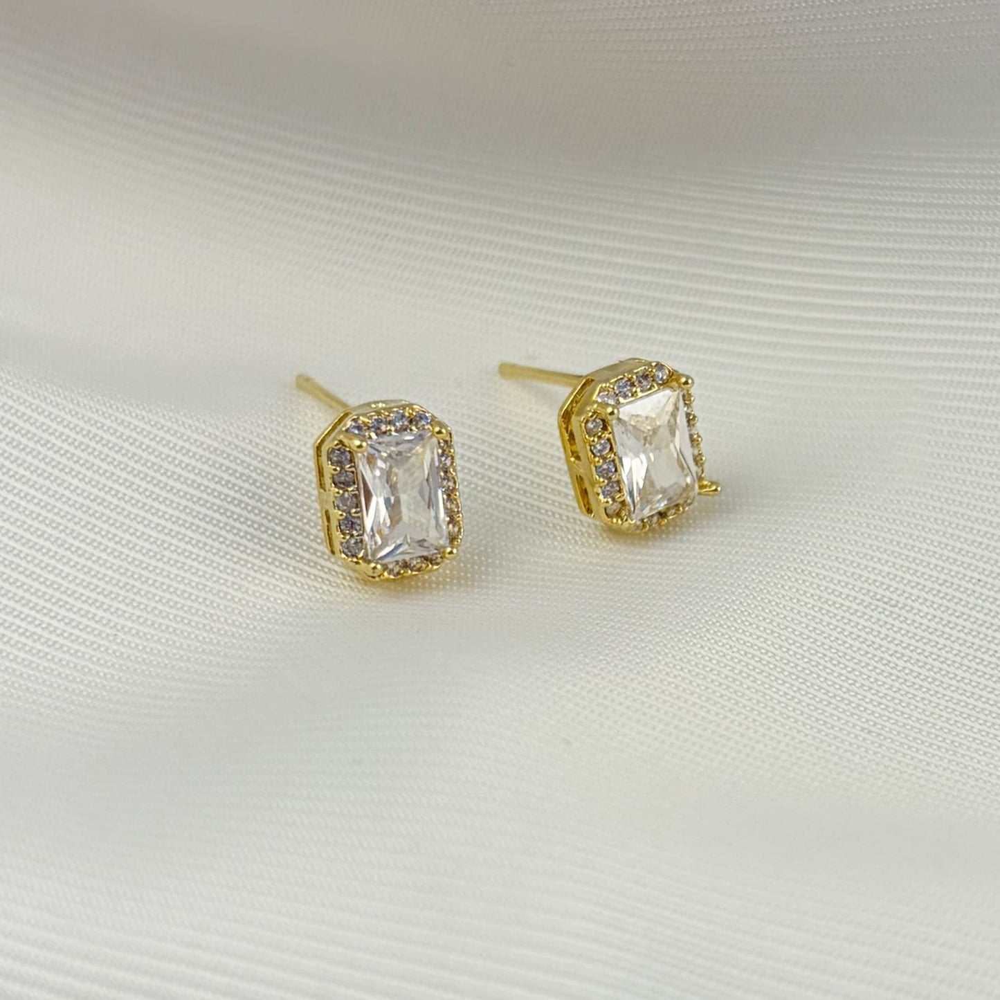 Arete pegado cuadro zirconias chapa de oro